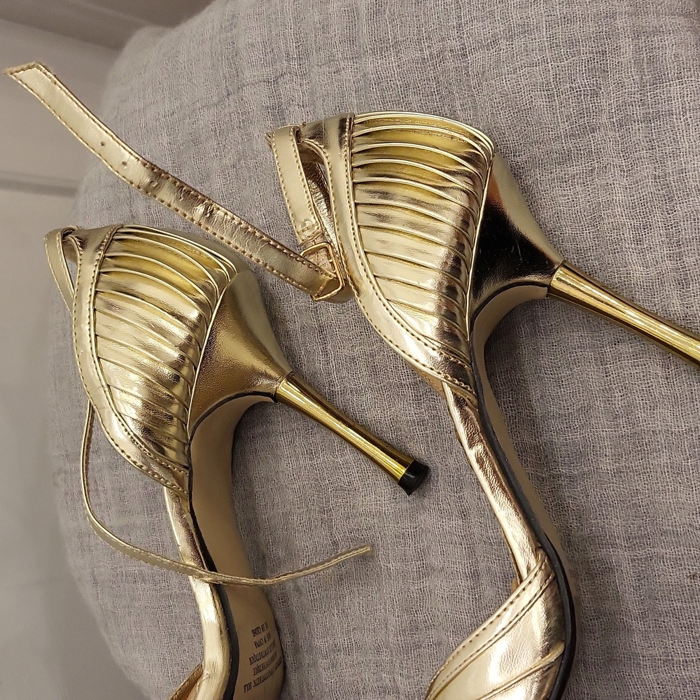 Gold heels - Picture 3 of 3